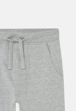 Friboo 3 Pack - Broek - Grey/Yellow/Black 7 Friboo 3 Pack - Broek - Grey/Yellow/Black -Algemene Winkel Voor Kindermode 004679c4f70145b2acf010e20fbb70a8 scaled