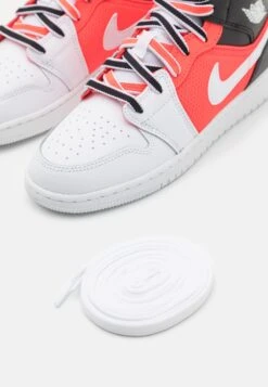 Air Jordan 1 Mid Unisex - Basketbalschoenen - Black/White/Infrared -Algemene Winkel Voor Kindermode b4c67b3f313246059ea3fb850cef2934 scaled