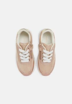 Friboo Sneakers Laag - Rose Gold -Algemene Winkel Voor Kindermode e2e3245d691f4110b39e472cba55e501 scaled